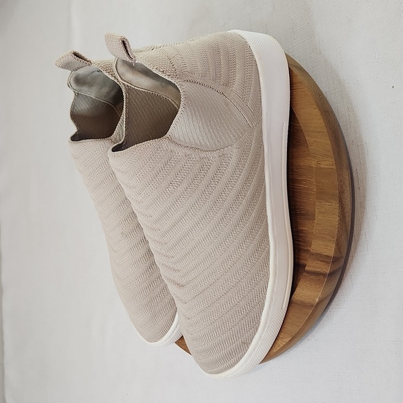 White Mountain Beige Slip On Sneakers Shoes. Uplifting Style.  Size 6.5 - Picture 6 of 8